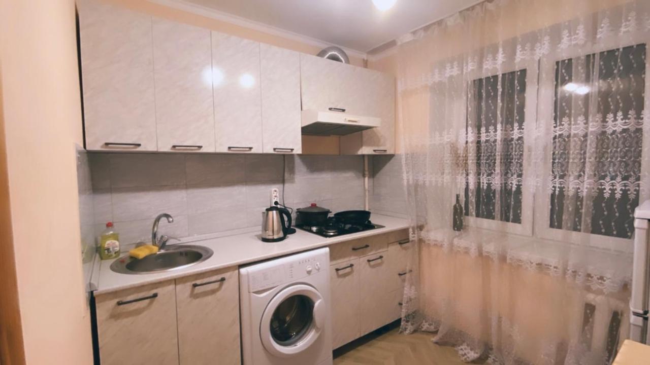 2 Комн Квартира На Новой Площади Lägenhet Alma-Ata Exteriör bild